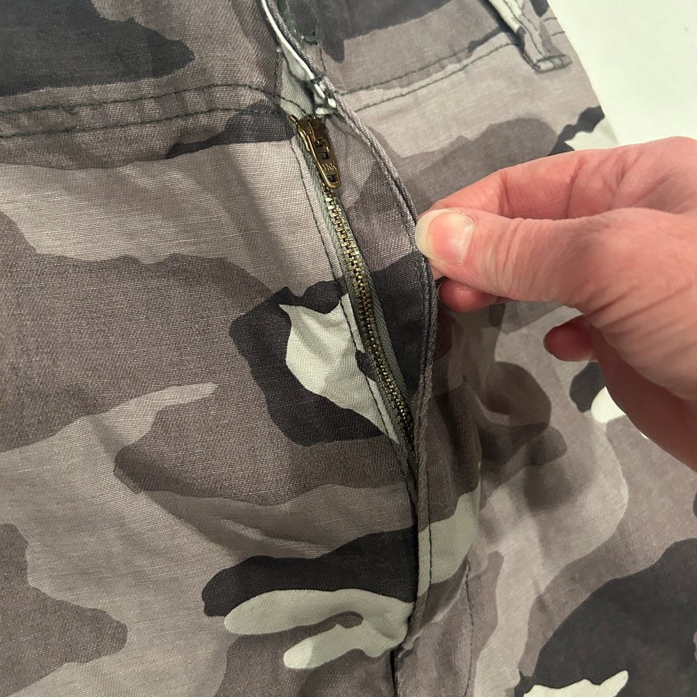 Signature Levi’s Strauss & Co. Men’s Cargo Shorts Camouflage Size 42 - Picture 9 of 10